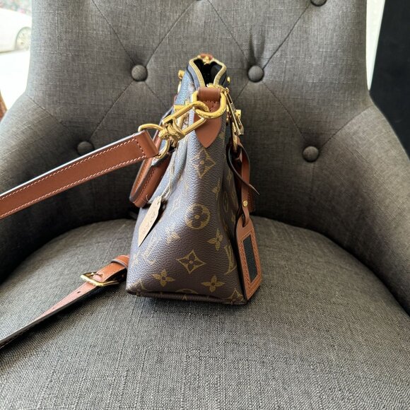 LOUIS VUITTON Monogram V Tote BB - Picture 2 of 13